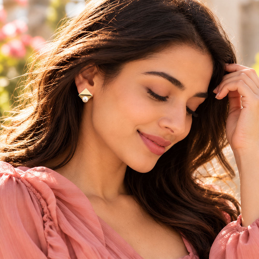Pearly Gem- Pearl and metal stud earrings