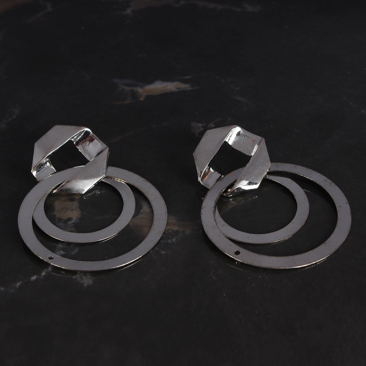 Frame glow- Silver dangler earrings