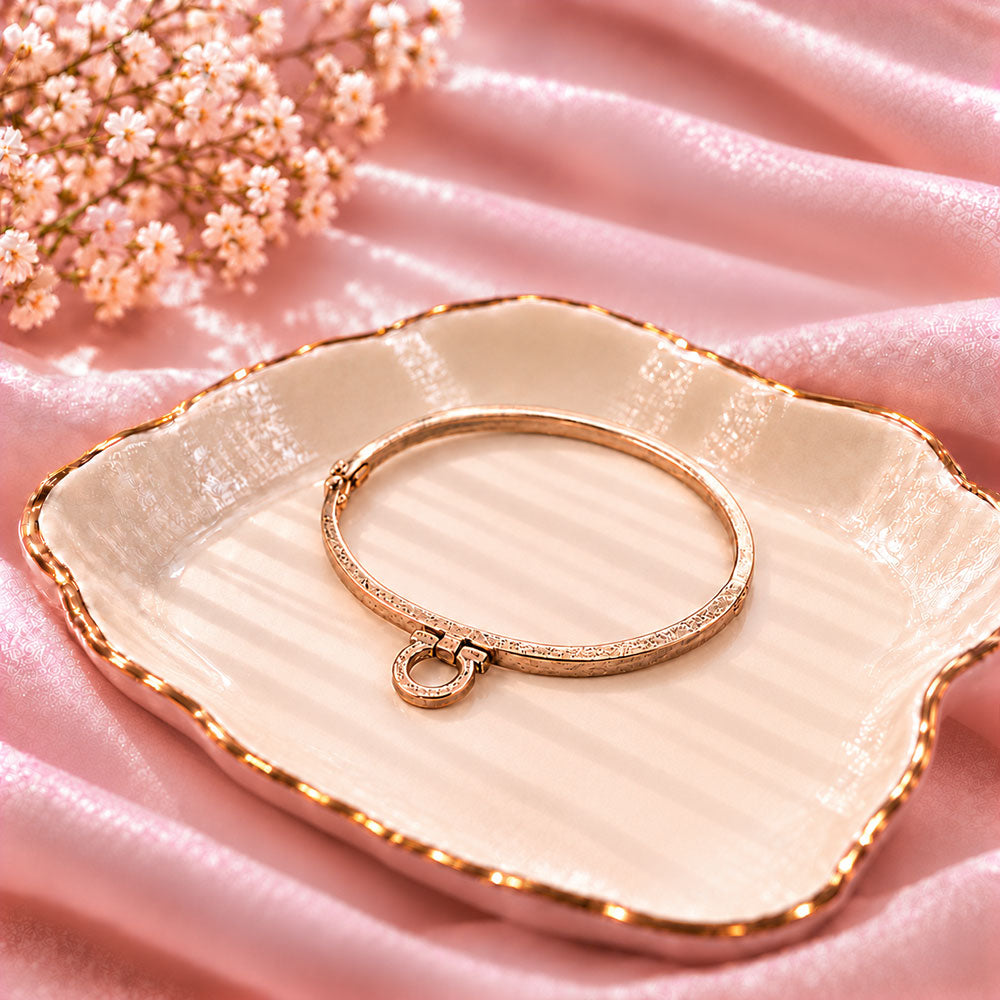 Lustre Loop- Goldn sleek Bracelet