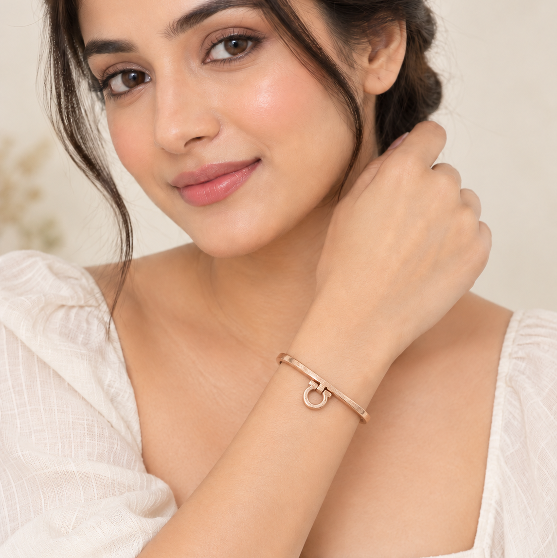 Lustre Loop- Goldn sleek Bracelet